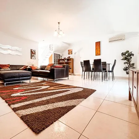 Townhouse With Ac In Callao Salvaje, Sonia, Cs148