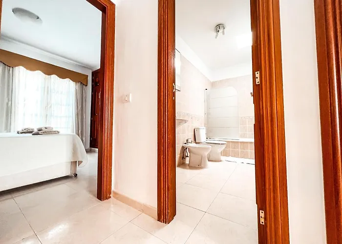 Townhouse With Ac In Callao Salvaje, Sonia, Cs148 Semesterbostad